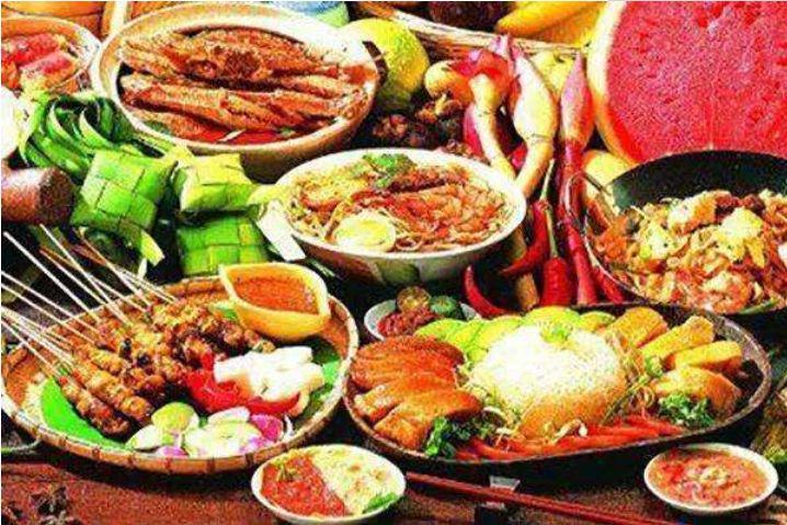 在马六甲鸡场街的深夜，62岁的林美凤掀开砂锅，肉骨茶的药材香混着胡椒味扑面而来。