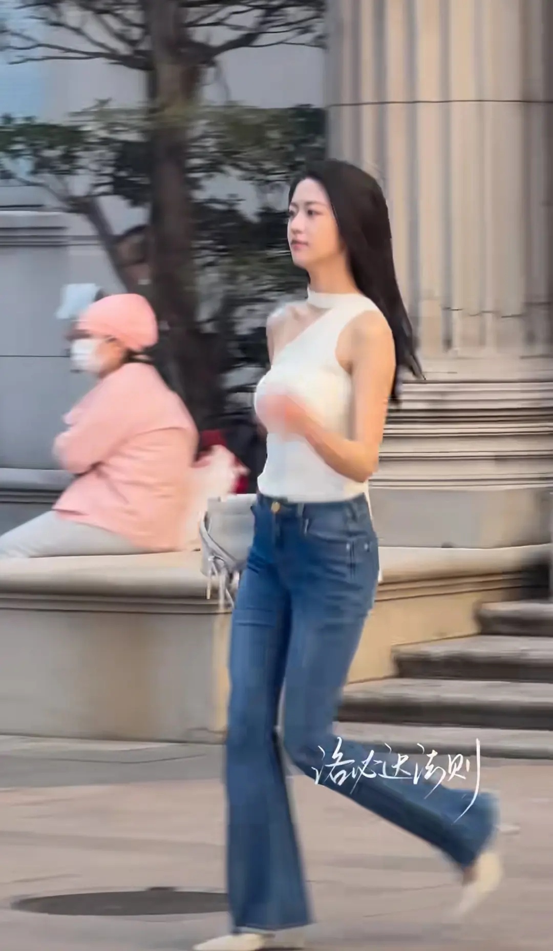 向涵之和卢昱晓一定是全世界最会买牛仔裤的女人！！完全没有鼓包啊！ 
