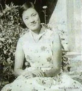 陶毅（1896年—1931年）湖南湘潭人，字斯咏。1916年考入长沙周南女子中学