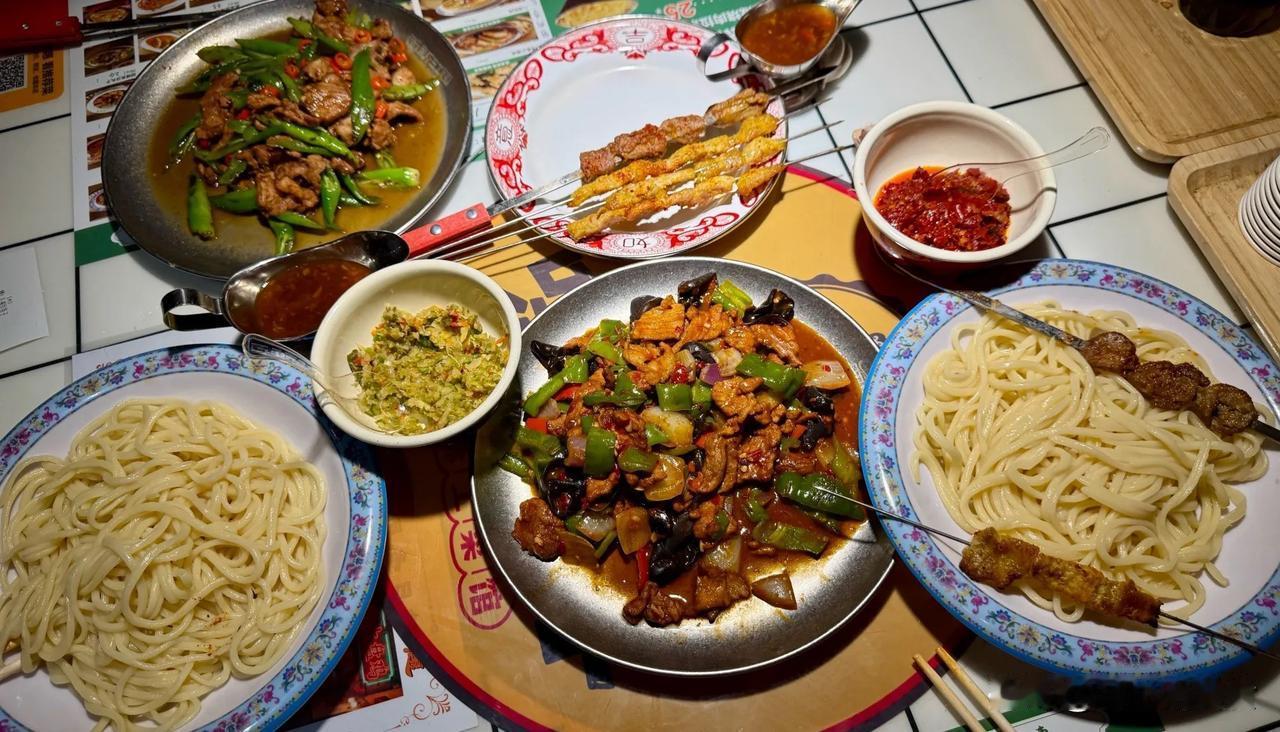 吃30年拌面发现！乌鲁木齐稀缺赛道，猪肉拌面为啥没人做

在乌鲁木齐吃了几十年拌