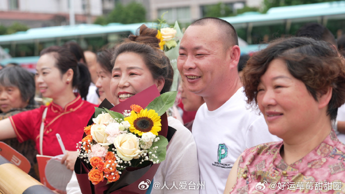 高考季台州家长花式送考为学子加油助威 2026年高考首日，台州三门县各考点外暖意