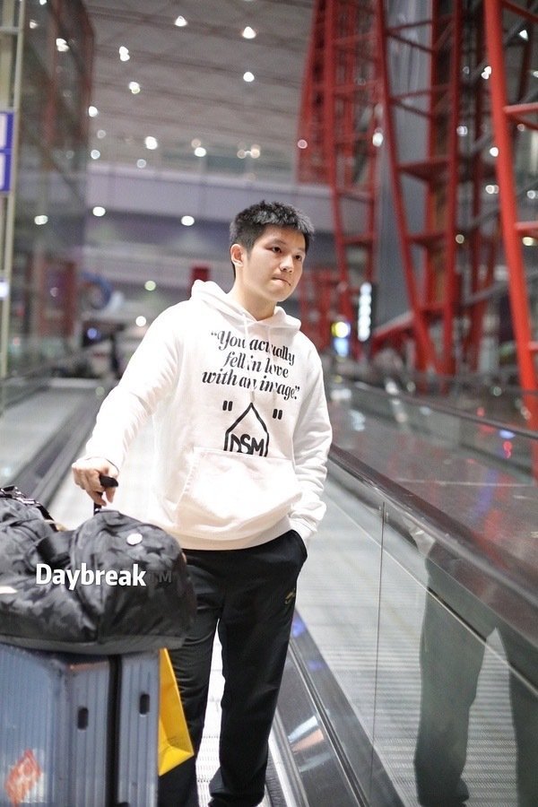 “那年我单手插兜，不知道什么叫对手”图源水印 #喜茶 樊振东# ​​​