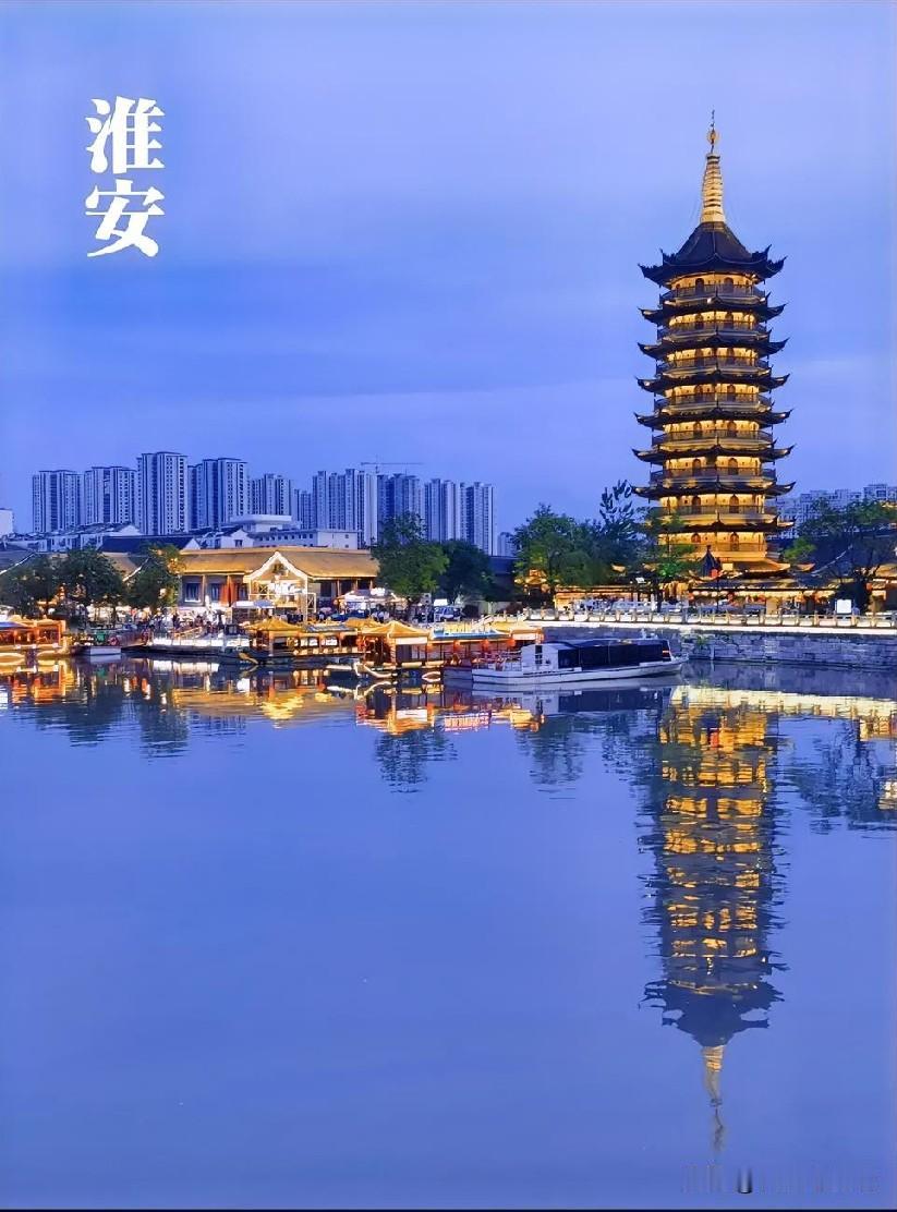 世人提起老清江的轮埠路，总先想起运河码头往来不息的汽渡船、客旅，以为这份热闹只系