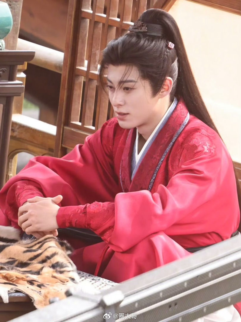 王鹤棣谢景行红衣高马尾造型 王鹤棣主演的电视剧《将门独后》又有新物料了，红衣高马