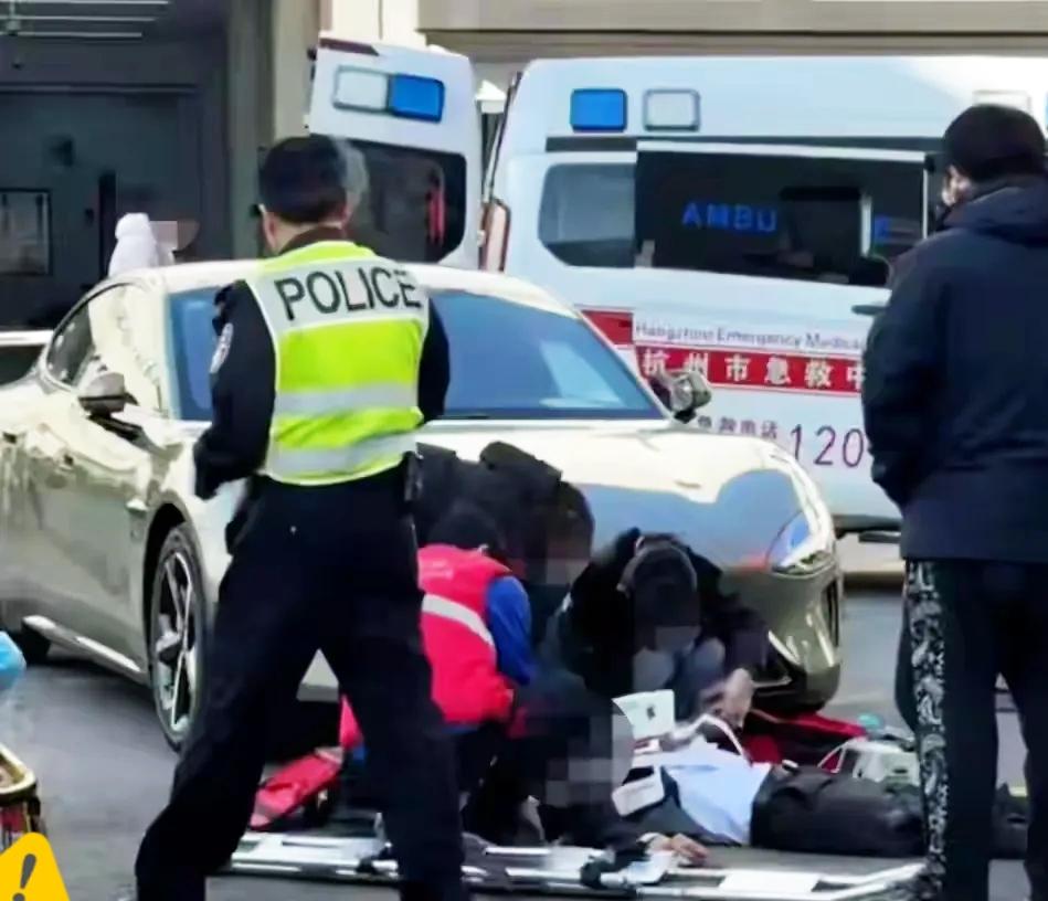 杭州小伙提车第一天就撞了销售，
这事看得人脊背发凉！
 
新手刚摸车就敢冲小米S