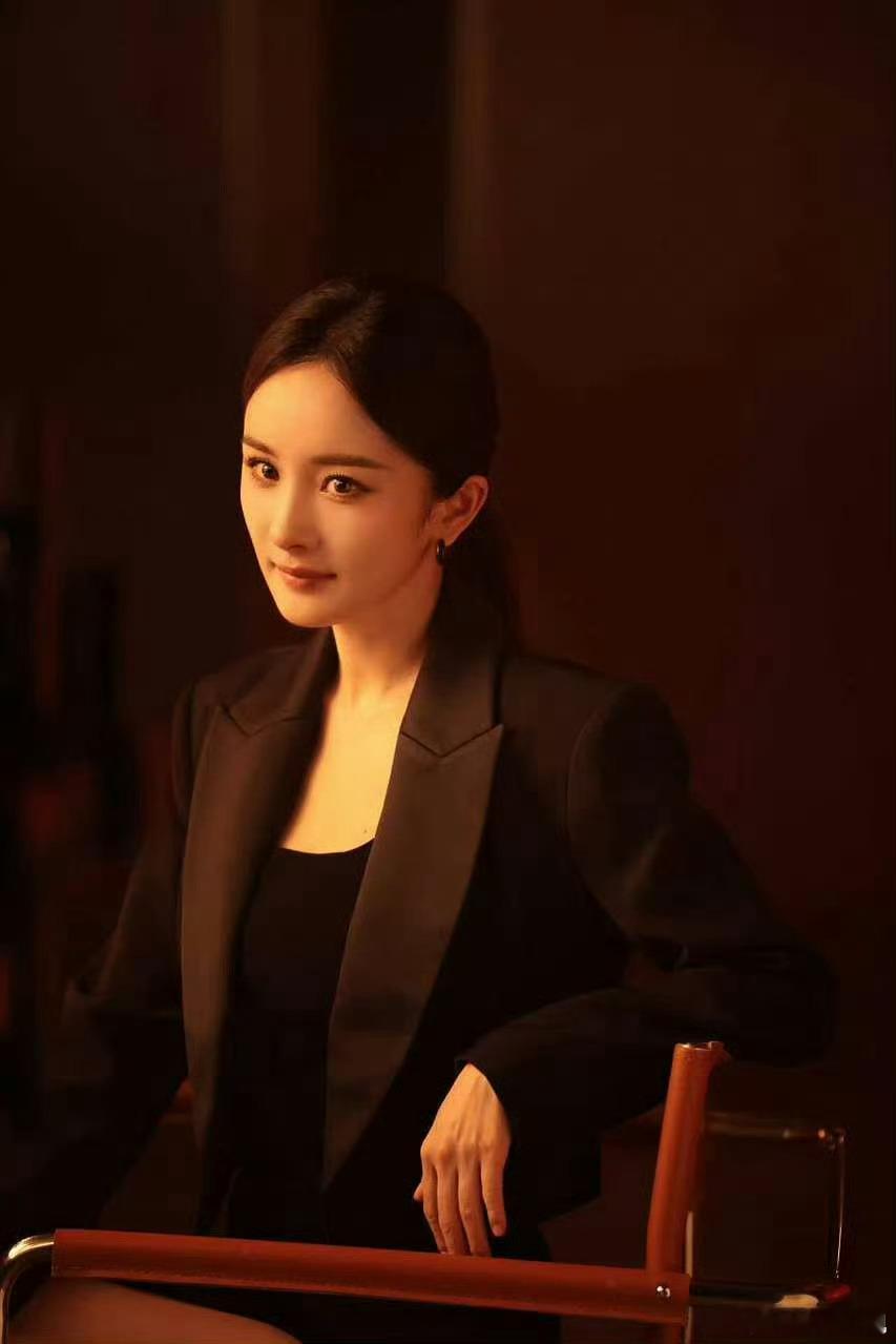 杨幂今日份职业女性装，这也太有范儿了吧！坐在那里霸气侧漏啊！ ​​​