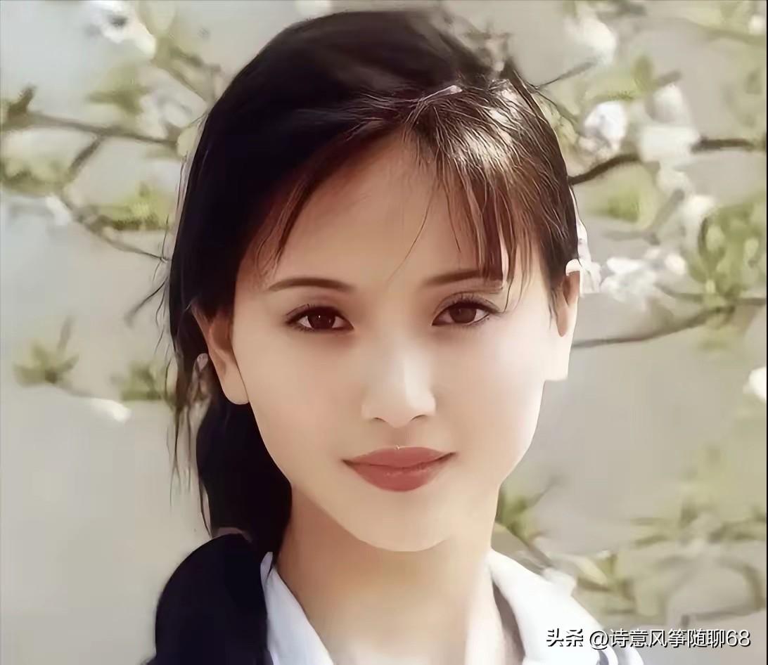 她好美啊 ，江南第一美女，柳叶眉，双眼皮大眼睛，是跟何晴一样漂亮的女演员。那个年