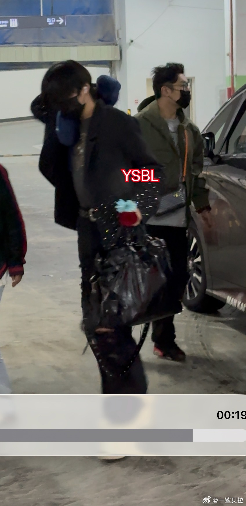 嗯嗯 他们把应援花各带走了一束 