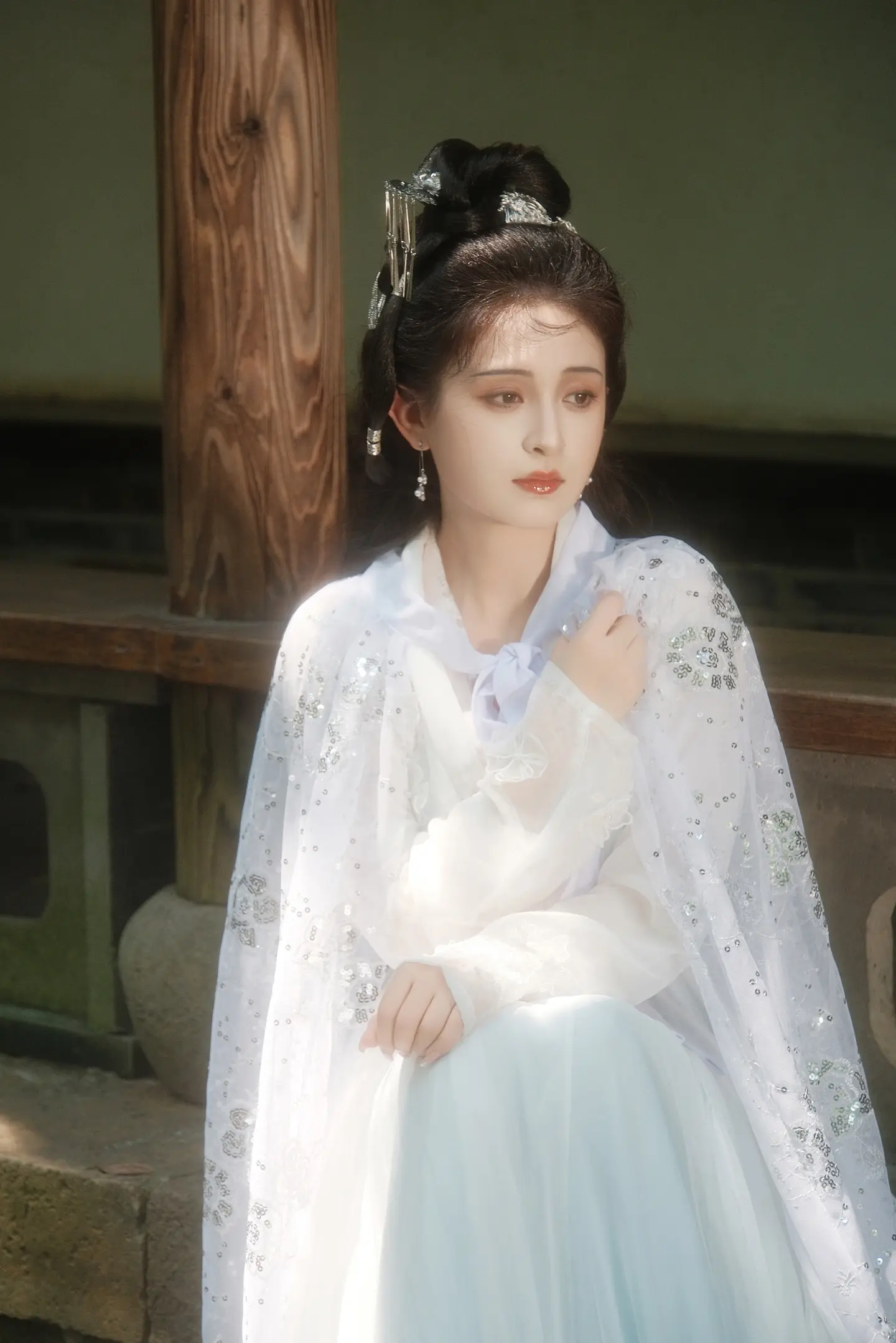 像古早剧里的白月光。又像武侠小说里的大师姐