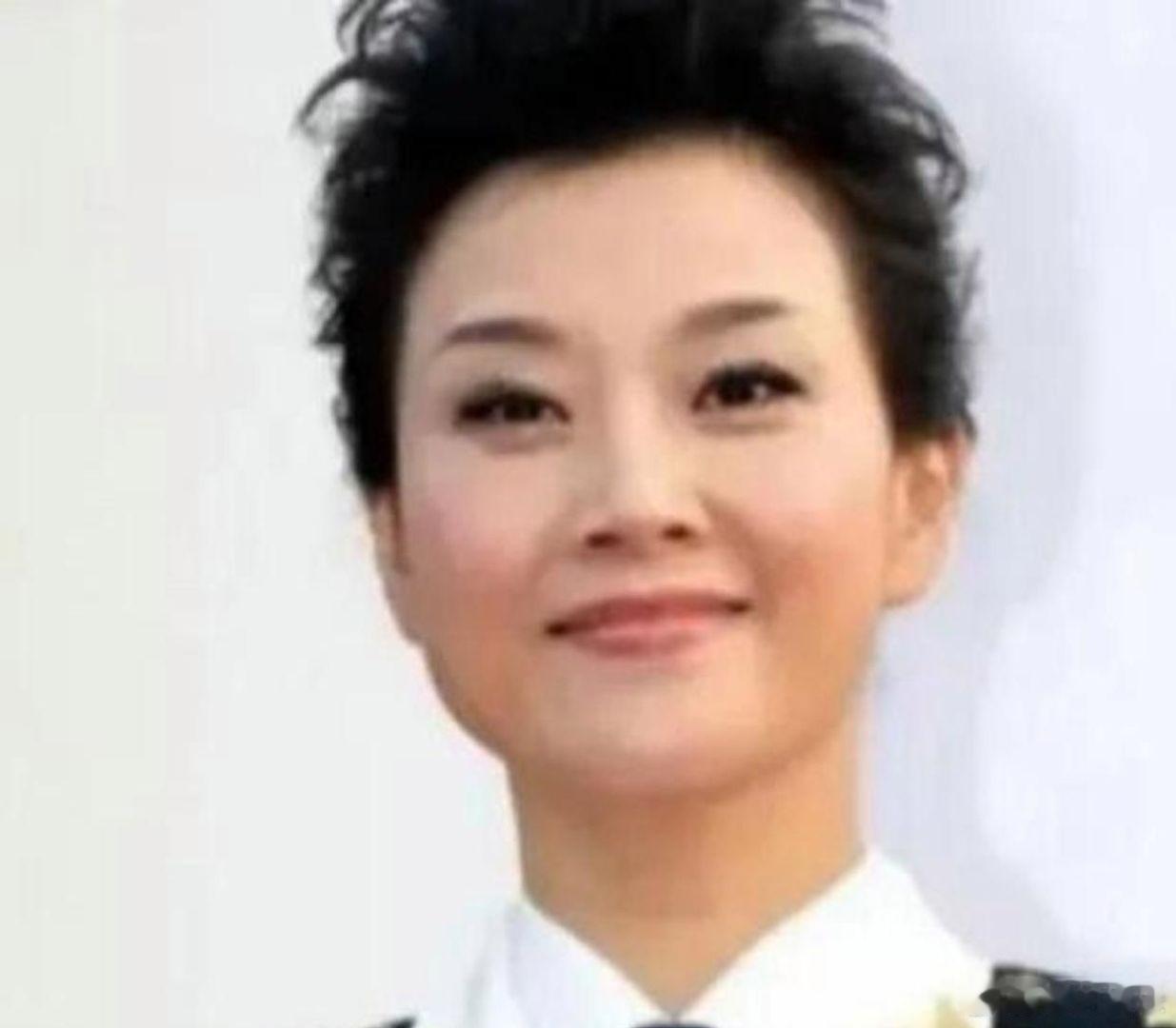 宋祖英啥地位？看她穿海军服，胸表正军级，肩章是六角星佩麦穗，属文职干部。有人说她