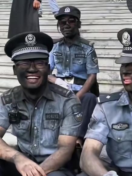 妈耶！居然还有这样的节日！
云南摸黑节的热闹场景，简直要笑死人！
人们不仅可以正