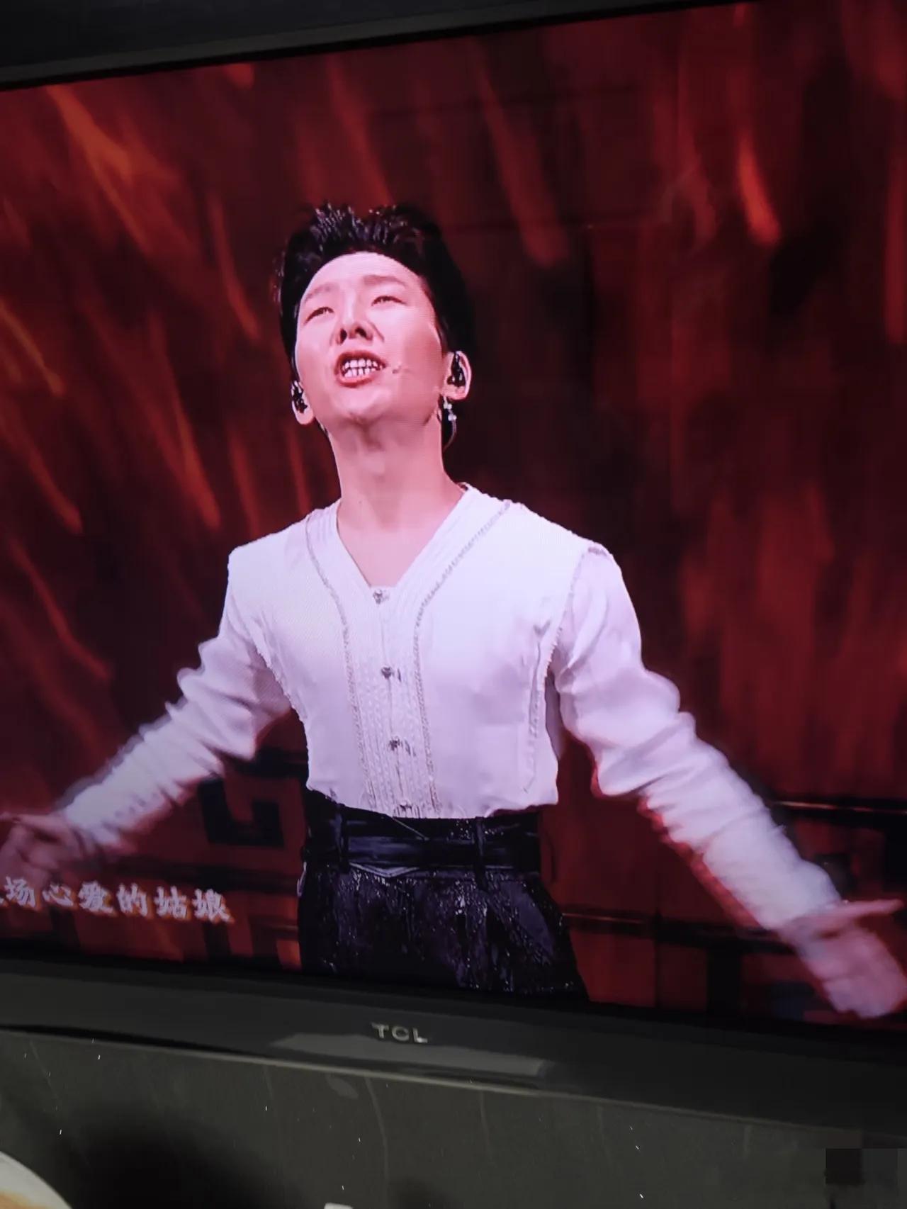 阿如那，谁能告诉我，他这是哭还是笑，他去上春晚，怀疑过是去演小品的，也怀疑过是去