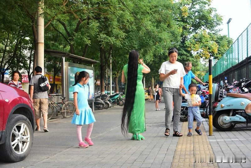 女人不一定喜欢留长头发吧，反而是男人喜欢让自己的女人留长头发，是男人喜欢不是所有