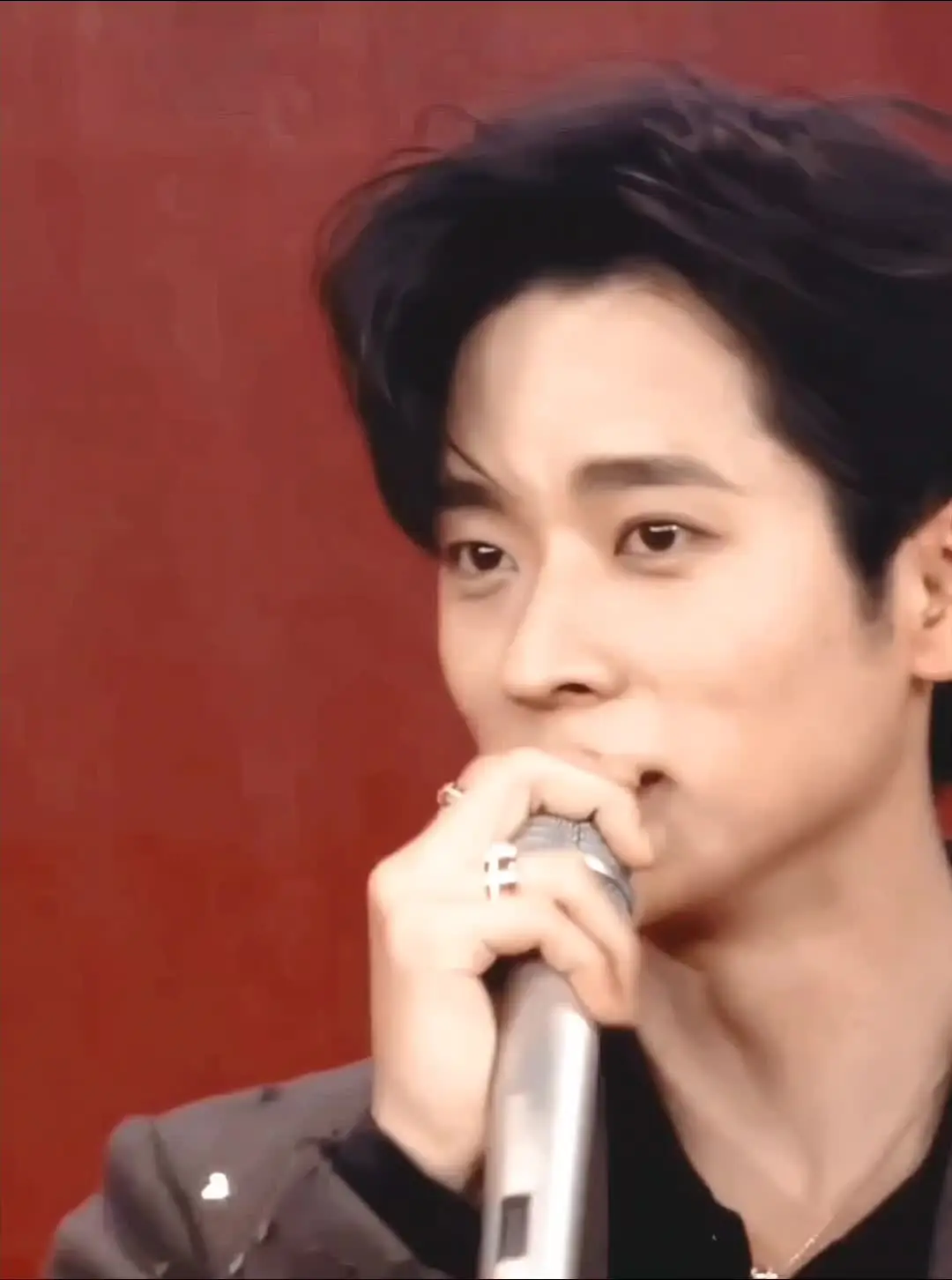 就这个丞磊和红色背景如此适配