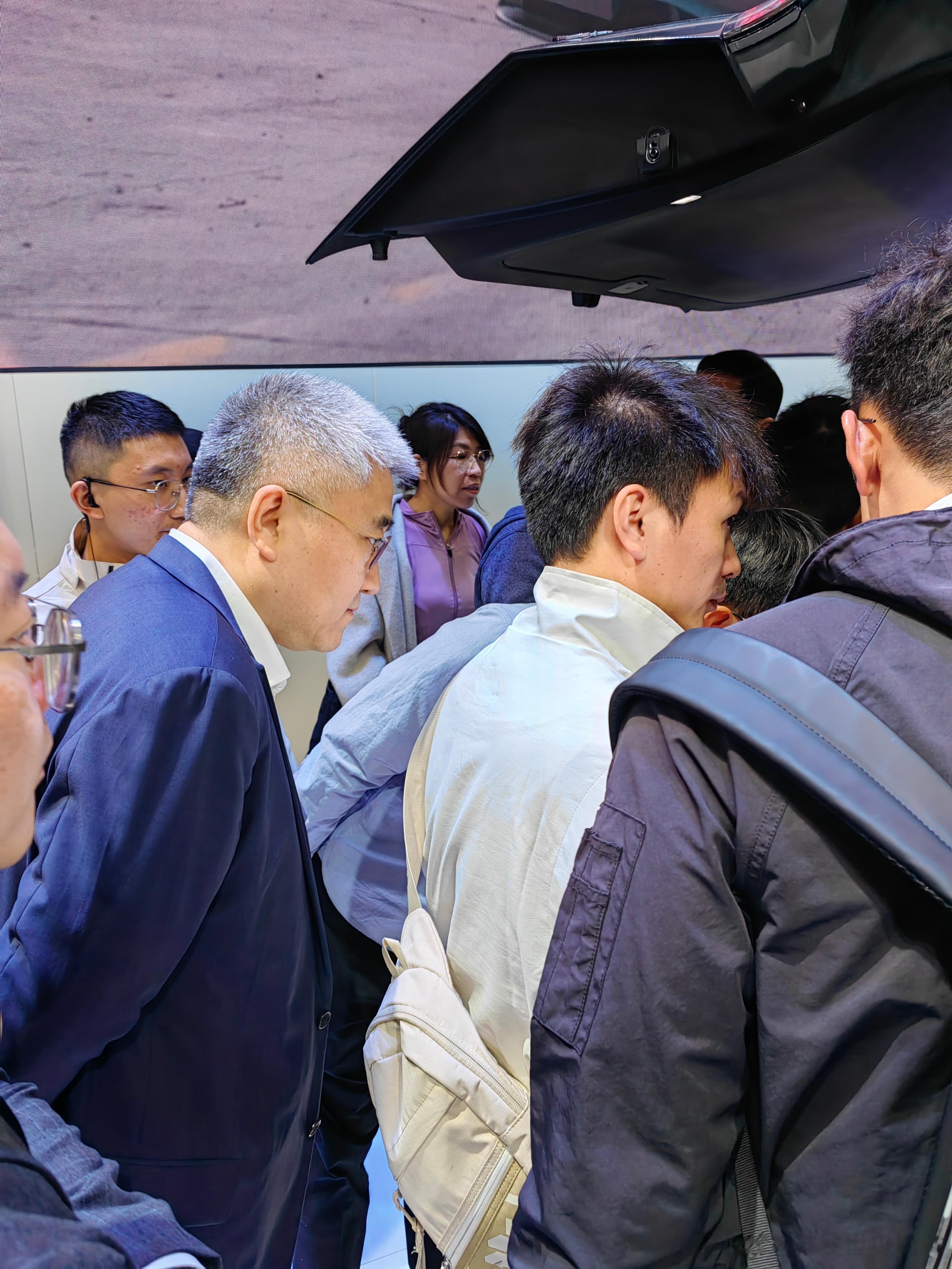 奔驰的CEO也来看X9了[喵喵][喵喵]#汽车资讯##2023广州车展##明日星