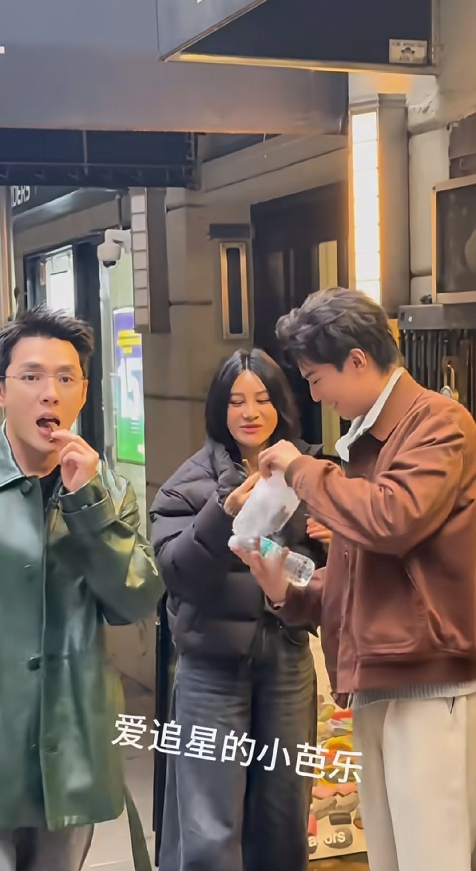 李佳琦周峻炜应援式接机尚雯婕 合伙人 就爱这种轻松愉快的氛围，三人组赶紧搞事业吧