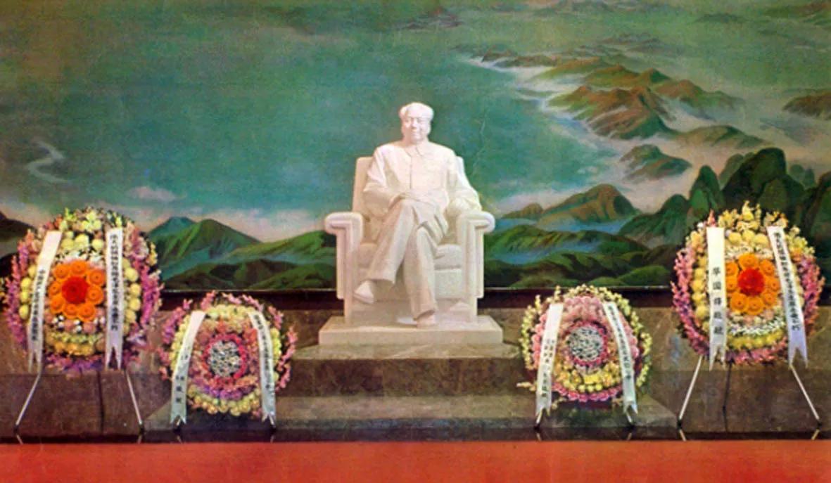 晾晒民意
北京天安门广场毛主席纪念堂前总是人头攒动，韶山毛泽东广场总是人山人海，