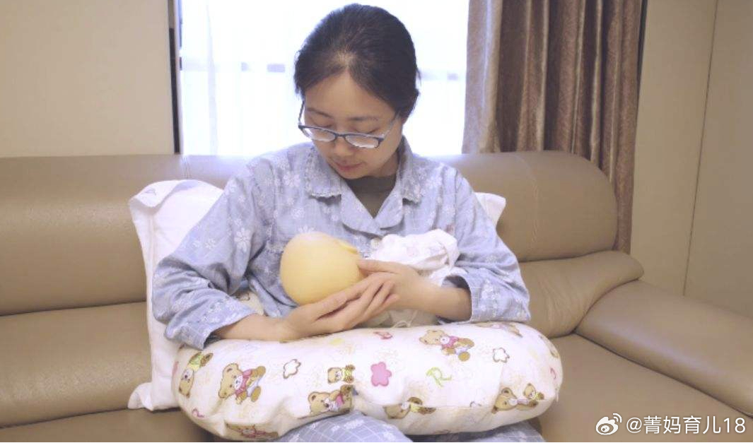 在医院的母婴室看到一个妈妈一边给孩子喂母乳，一边却拿手机刷视频，刷得正起劲，孩子