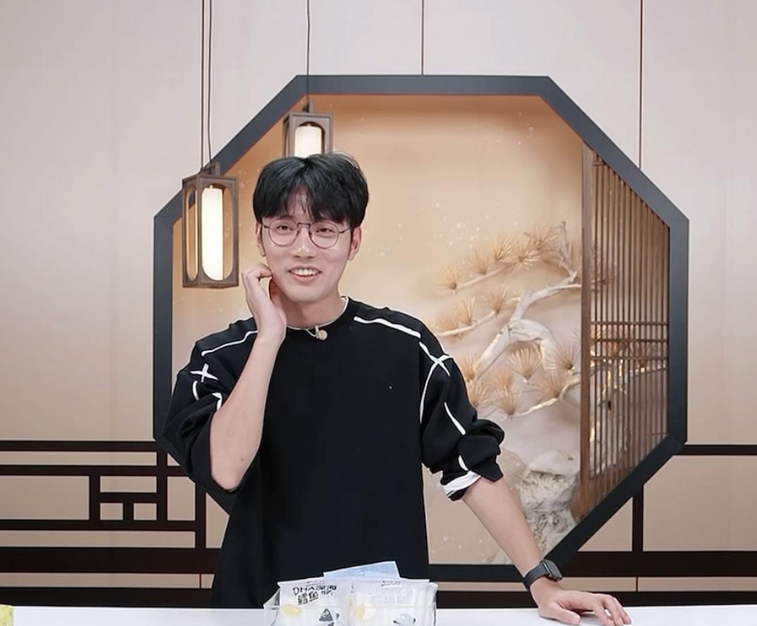 很难相信笑这么开心的鹏鹏其实在讲
未来整个10月只有一天休息
后面工作全拉满了，