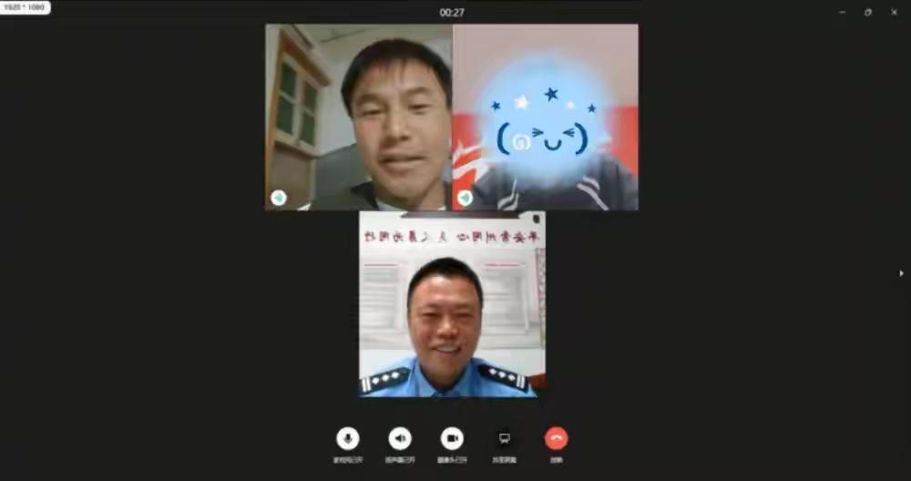 监控模糊，警方发寻人启事全城找他；一位路过的女士掏出手机：我拍到了，脸很清楚。找