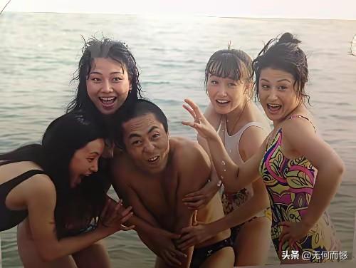 张艺谋和谢大脚于月仙还有过合影，以前还真没有看过，通过照片能够看得出来，那时候张