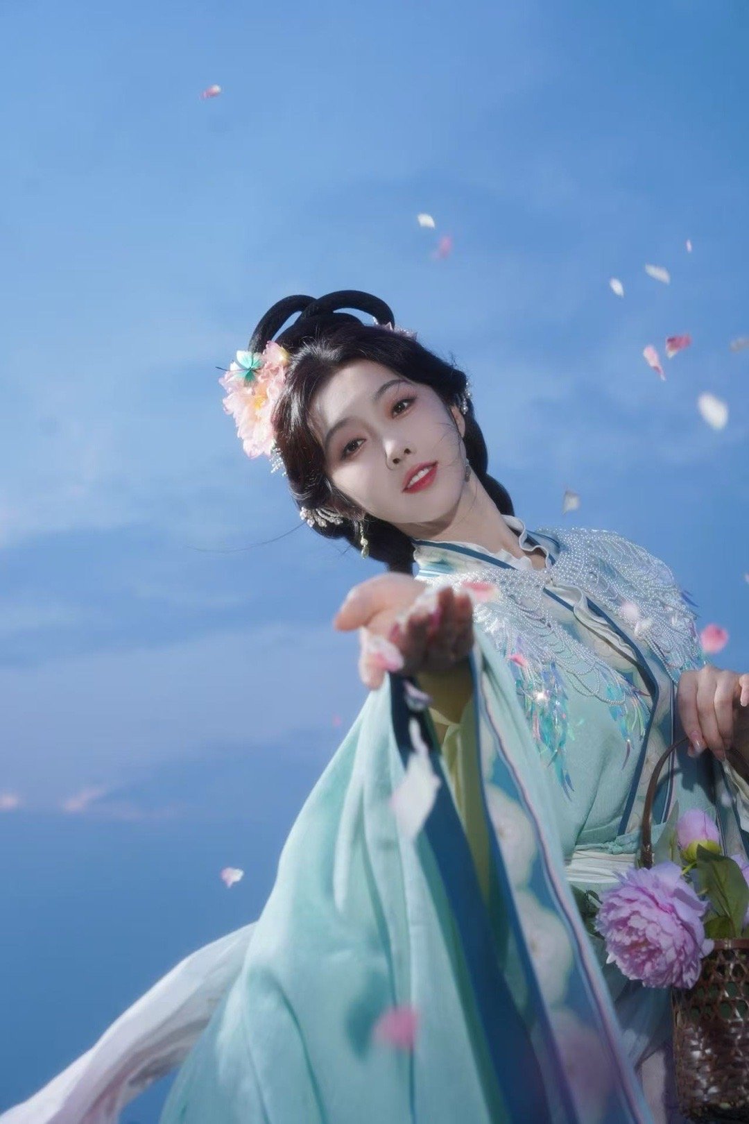 宣璐古早天女那味儿 宣璐这组图真的把古早天女的灵气焊在身上了！清浅靛蓝汉服配簪花