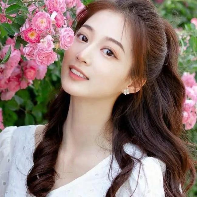 温柔花海中的甜美少女🌸✨温柔美少女 自然甜系少女 海边花海少女 花海少女照 甜