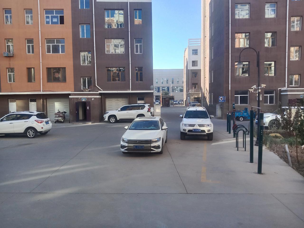 今早目睹物业业主吵翻天！这事儿到底谁有理？
 
一大早被楼下吵架声惊醒，扒窗户一