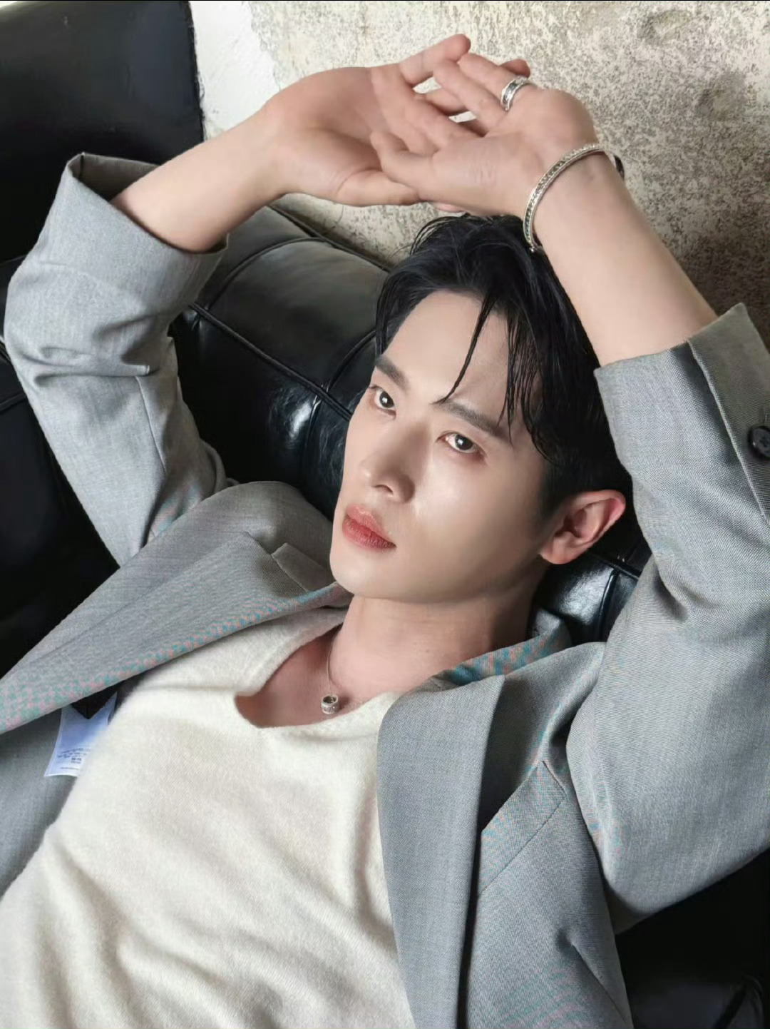 丞磊人生镜头持续上新此前综艺中的丞磊以松弛幽默的"搞笑男"形象深入人心，而3月新