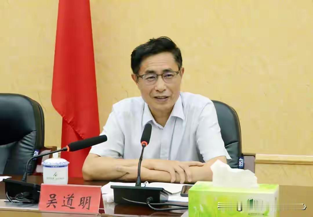 贵州省监狱管理局原副局长吴道明官宣被查，曾兼任国企老总15年

吴道明，1964