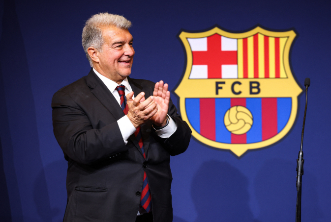7月9日讯 《世界体育报》报道，巴塞罗那俱乐部主席拉波尔塔计划，若西班牙在四分之
