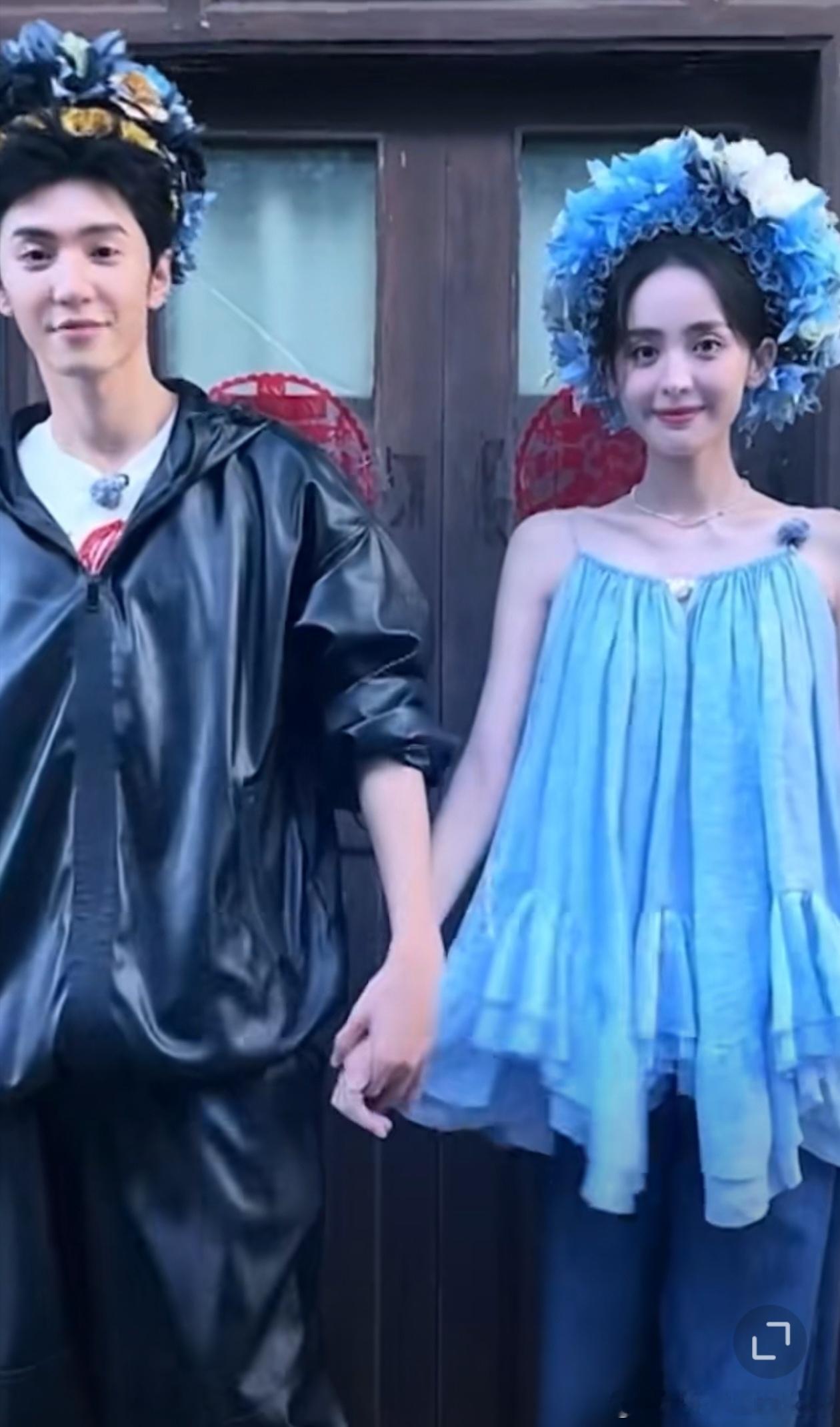 #娜扎陈哲远牵手氛围感# 我的天哪！娜扎陈哲远同框也太养眼了吧[哇]俊男靓女，牵