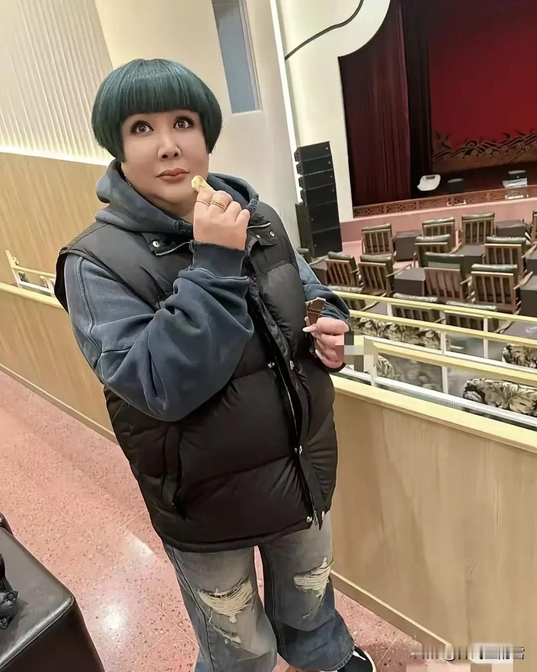 为什么没人跟她说这个发型很丑？

你丑，你才丑，你全家都丑！

丑是丑了点，可是