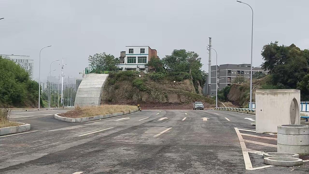 大渡口最牛钉子户，给500万也不肯搬走！
就这个房子按重庆现在政策算，啷个都值不