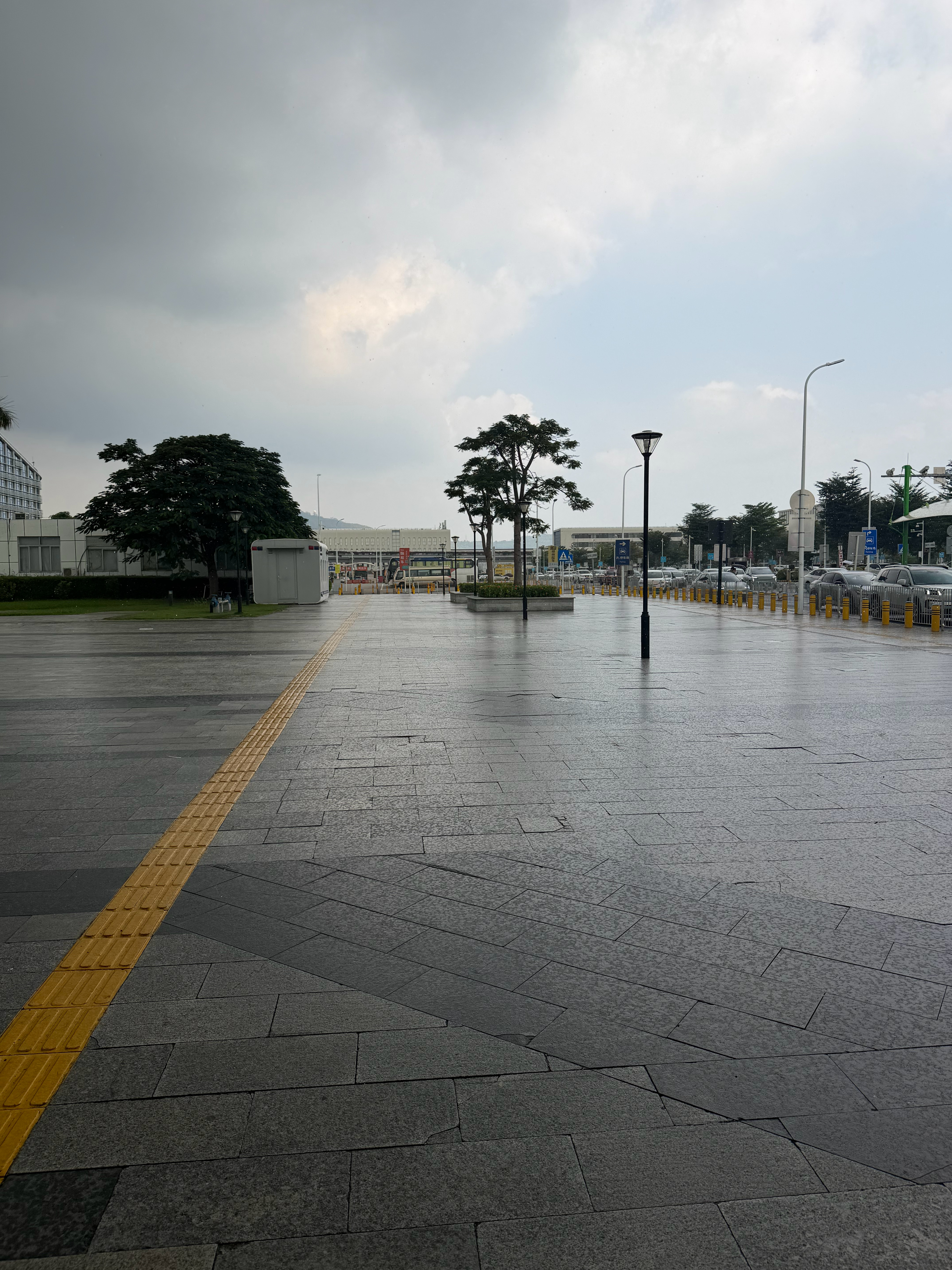 落地深圳，没想到出差第一天就下雨了[doge]深圳真的太热了[二哈] ​​​