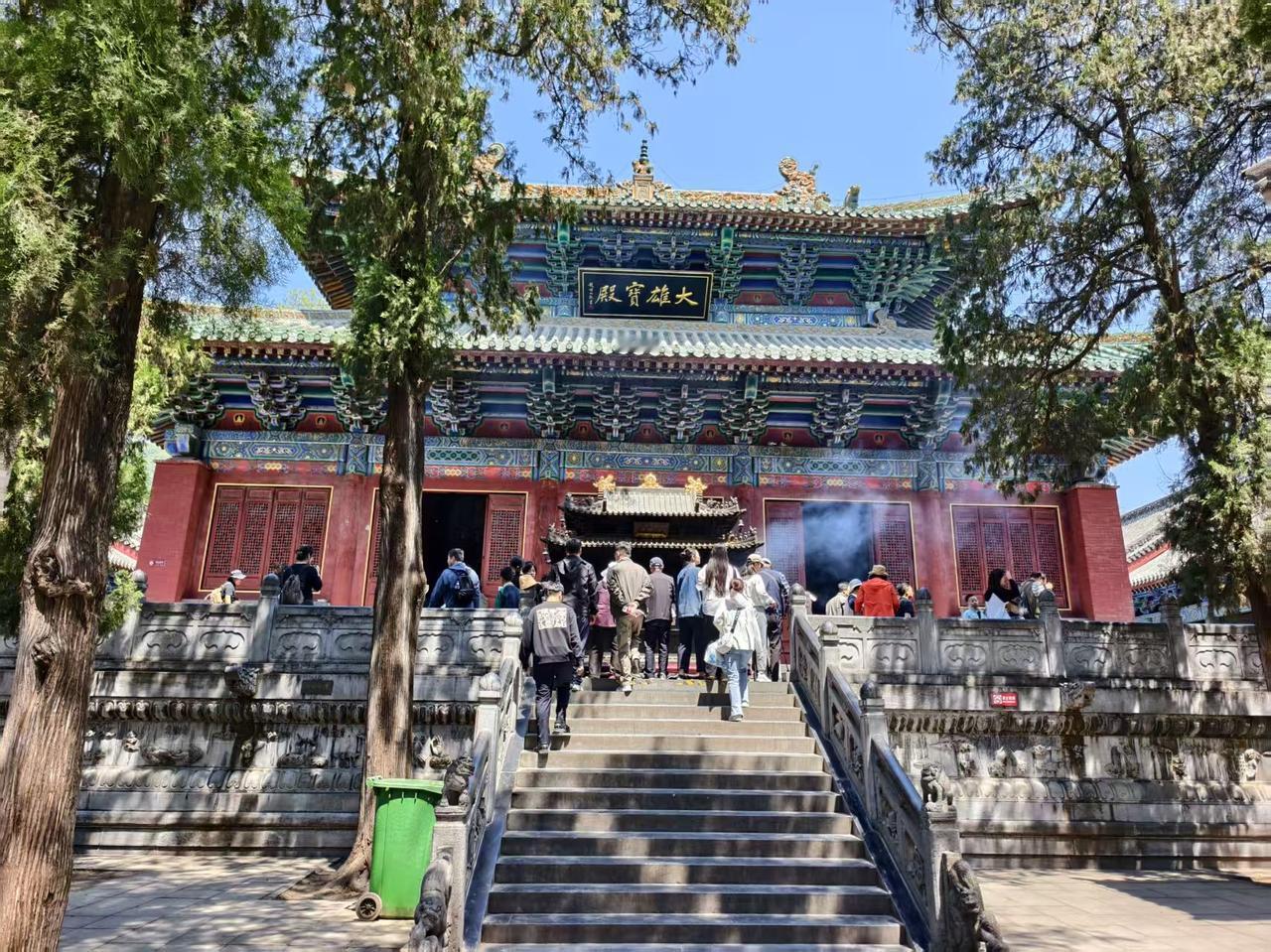 今天的嵩山少林寺游客还不多，登封的住宿还便宜。明天五一假期的第一天，听说一波游客