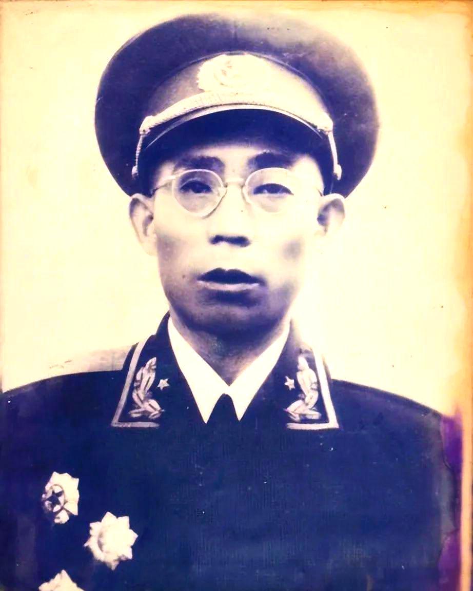 [太阳]1939年，八路军715团打了胜仗，团长看中了一支手枪，想留着，政委却坚
