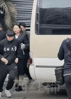 参加完深大演讲后的莎莎，踏着小碎步，在工作人员的护送下匆匆忙忙的上了车！

莎莎