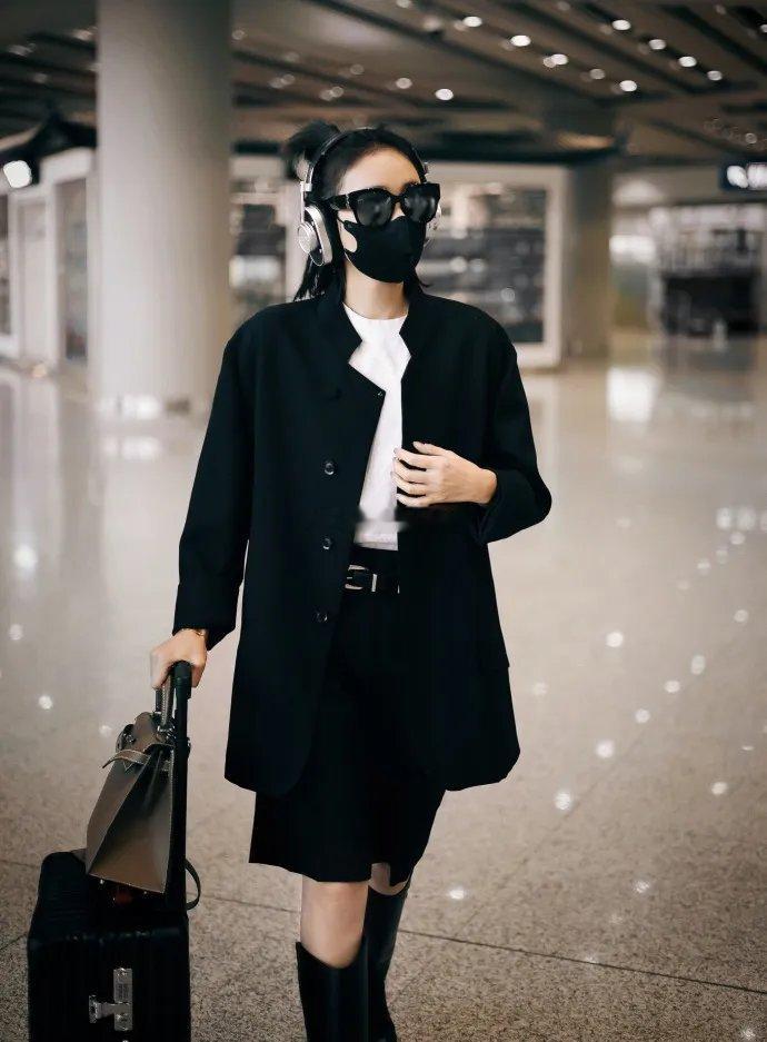 高叶现身机场，她这次穿了一身黑色的衣服，看起来好酷，也很有型。 ​​​