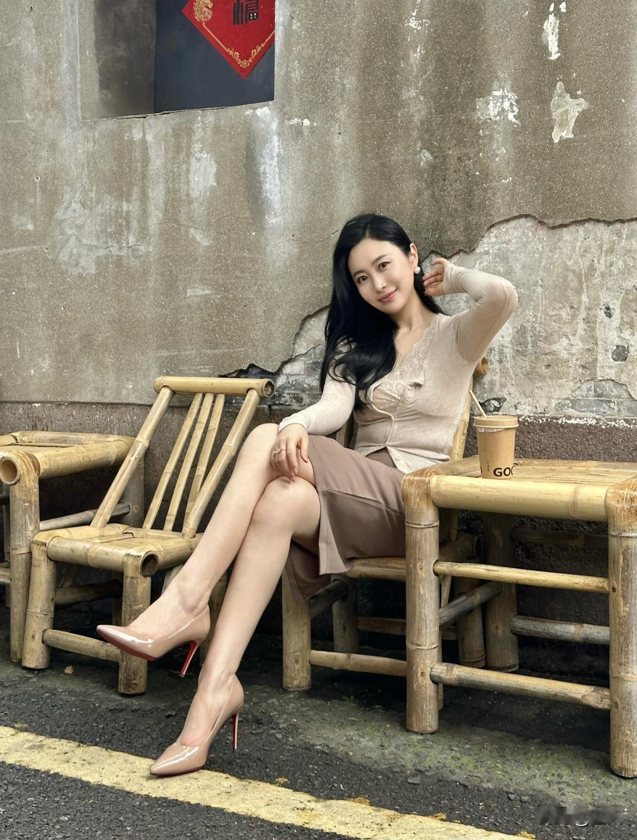 这种韵味，藏在方方面面。她气质独特，不是靠打扮，而是源于内在修养和自信；内涵丰富