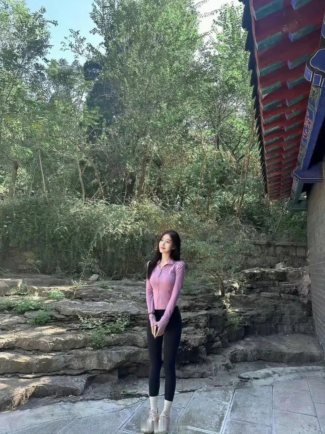 爬山尽量不要穿瑜伽裤 因为回头率太高了