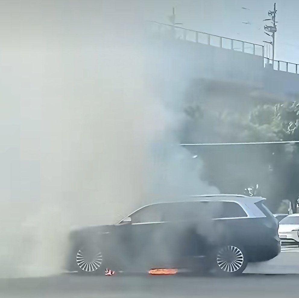 问界起火遥遥领先，又双叒叕火了！网传陕西这起事故是撞了杆子车头起火，结果全网都在