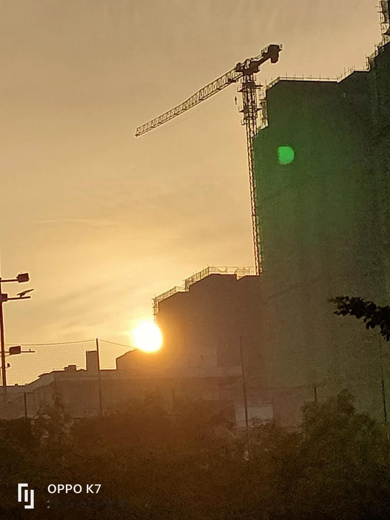 很高兴，儋州今天终于停雨不下了，也不算是全雨过天晴，还有些阴天，但最起码出太阳了