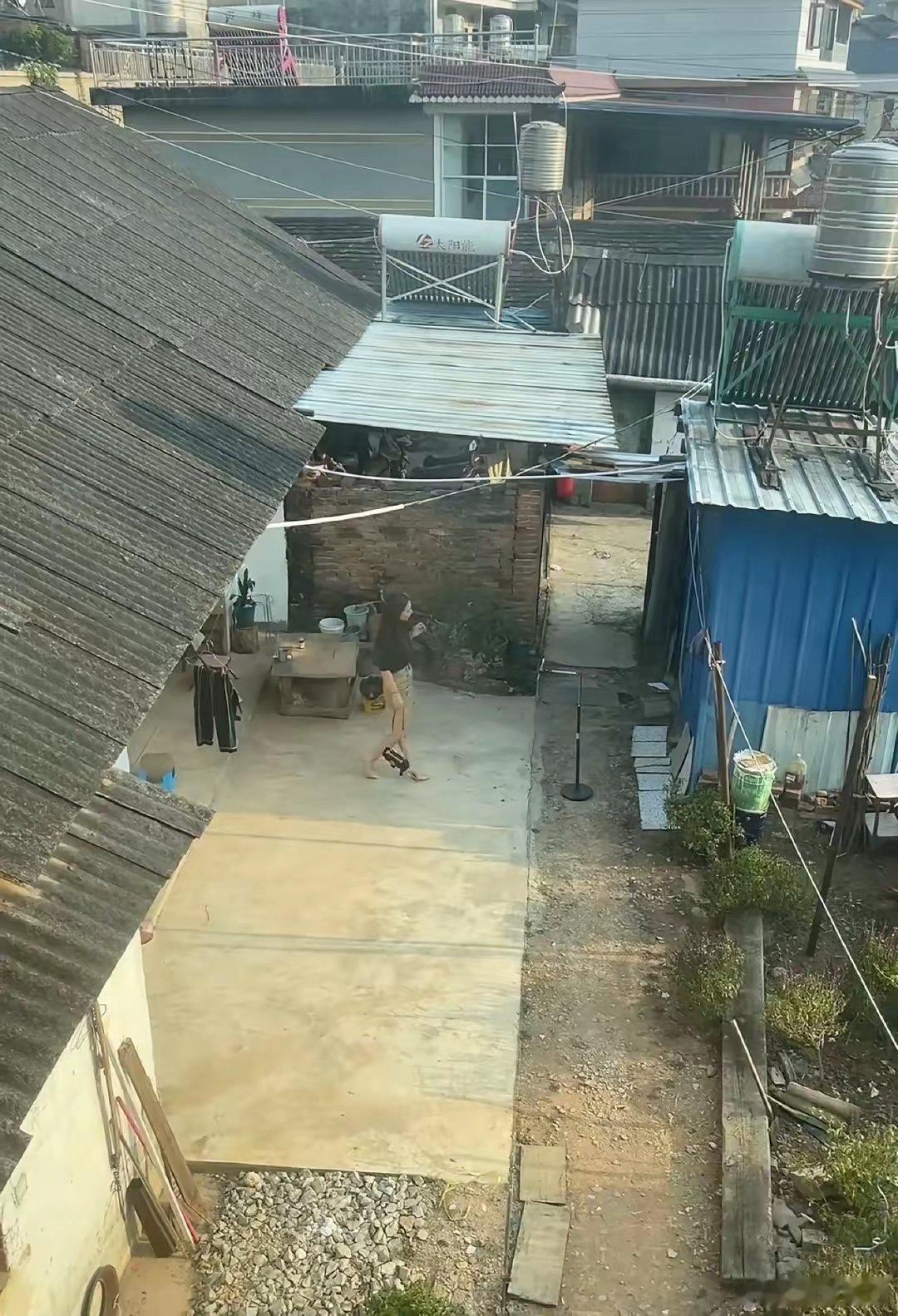 这是哪儿的城中村，感觉条件很差。[笑cry] ​​​