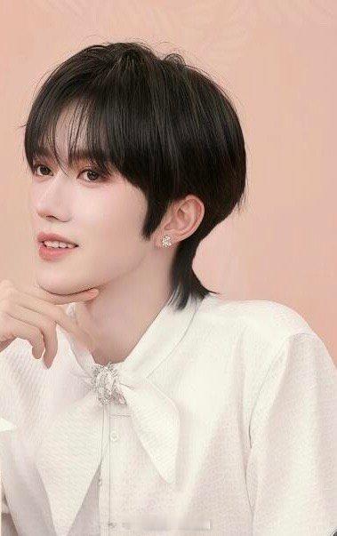 主持人口误把黄星叫成邱邱 从这个小插曲能看出双方的职业素养。黄星用俏皮的方式化解