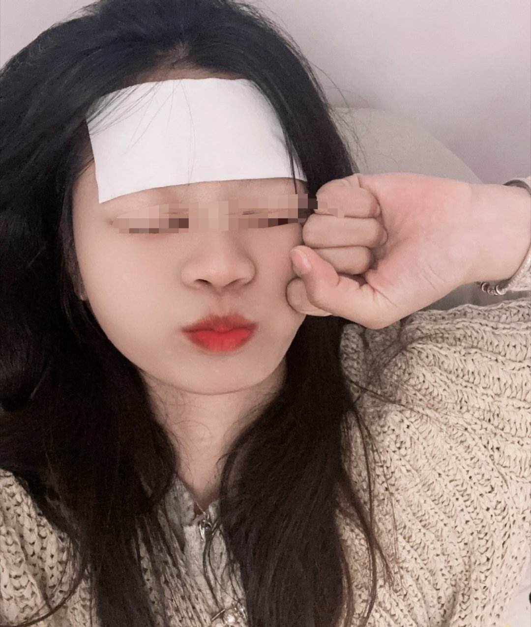 邪修降温体验卡一贴上，哇，瞬间像冰镇西瓜一样透心凉！透气性超好，完全不黏糊。降温