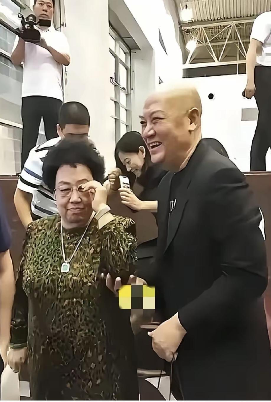 陈丽华算是选对了人，迟重瑞太靠谱了！不管周围人多，不管有人摄像，迟重瑞对陈丽华那