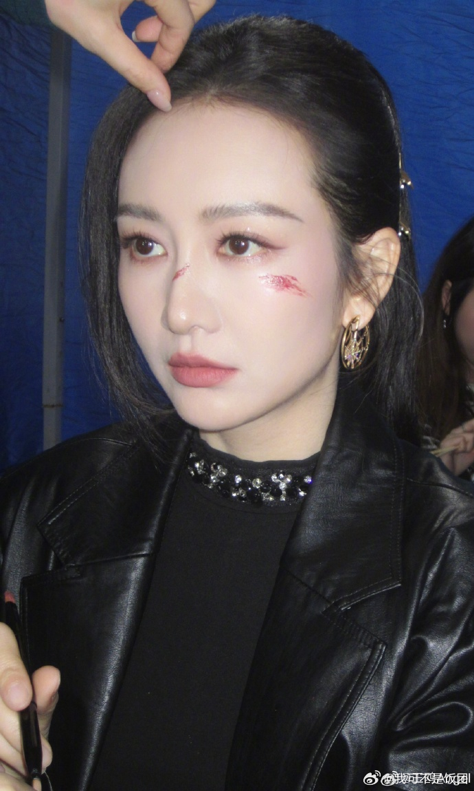 王鸥血痕妆王鸥晒大侦探血痕妆 不愧是鸥侦探！一张图就点燃大家的探案热情，今天也继