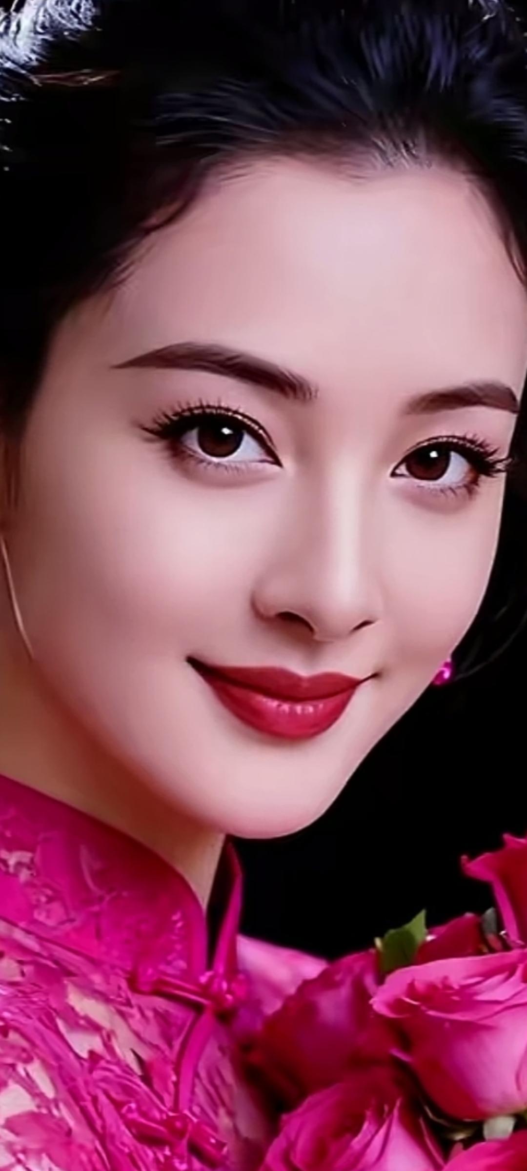 优雅红玫瑰，绽放你的美丽！🌹💄✨