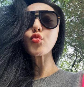 范爷有很久没有出写真了，这次她身着一件灰色毛衣，简约又百搭，柔软的材质给人舒适之